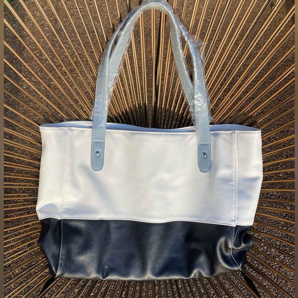 Black and white office purse. Very cute and new.